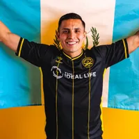 Rubio Rubín con la bandera de Guatemala y vistiendo la camisola del Charleston Battery.