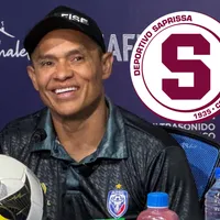 Mientras Vladimir Quesada camina por la cornisa, Paté Centeno recibe el mensaje que le abre las puertas de Saprissa