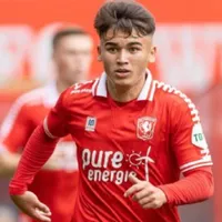 Manfred Ugalde sigue sumando minutos con Twente