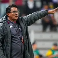 Vladimir Quesada le marca la salida a un extranjero.