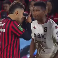 Se dijeron de todo: el tenso cruce entre Guillermo Villalobos y Fidel Escobar tras el golazo de Kenay Myrie para Saprissa