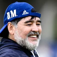 Maradona emociona a todos los olimpistas posando con la camiseta del equipo