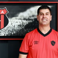 En contra de la afición: Ismael Rescalvo toma su primera decisón polémica como DT de Alajuelense