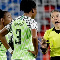 Premian a árbitra hondureña que uso 2 veces el VAR en misma jugada de Mundial Femenino