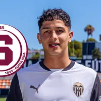 Warren Madrigal con la camisa del Valencia CF.