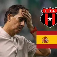 Alexandre Guimaraes se toma la cabeza.