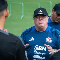 Piojo Herrera es respaldado por uno de sus jugadores. (Foto: Teletica)