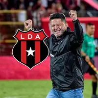 Jafet Soto festeja con los brazos en alto.