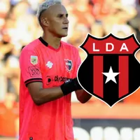 Keylor Navas con la camisa de Newell's.