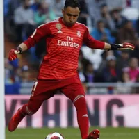 Keylor regaló sus guantes y mira quién es el nuevo dueño