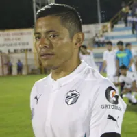 Carlos Mejía con la camisola de Comunicaciones.