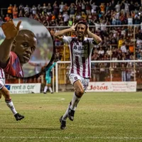 Mariano Torres no para de destacarse.