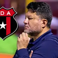 Jafet Soto se rinde ante Alajuelense.