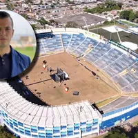 "No puedes jugar fútbol con esas canchas": periodista mexicano destruye a El Salvador