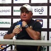 Willy Olivera se enfada al hablar de su futuro en Comunicaciones