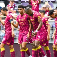 Jugador de Saprissa es atacado desde adentro.