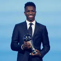 Vinicius portando el Premio The Best 2024.