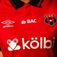 Alajuelense le da una alegría a sus aficionados.