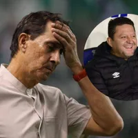 Alexandre Guimaraes se toma la cabeza y Jafet Soto sonríe.