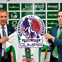 Mauricio Tapia en su presentación como entrenador de Antigua GFC.