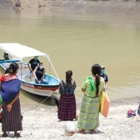 Futbolista de Guatemala realiza una travesía en lancha para ayudar a muchas familias