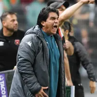 Vladimir Quesada explotó dentro del campo.