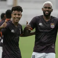 Isidoro Hinestroza cerca de un equipo de la primera de Ecuador