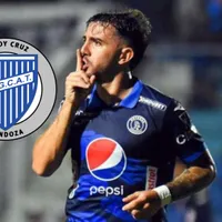 Agustin Auzmendi con la camisa de Motagua y el escudo de Godoy Cruz su nuevo equipo.
