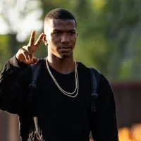 Jeyland Mitchell recibe un duro revés.