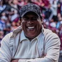 Hernán Medford recibe una gran noticia.