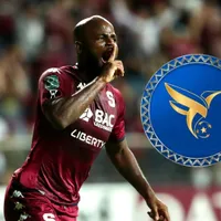 Javon East con la camisa de Saprissa.