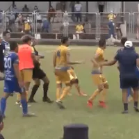 Batalla campal entre los jugadores de Jocoro y Atlético Marte [VIDEO]