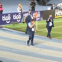 ¡Emotivo! "Bolillo" Gómez llora al escuchar su nombre coreado en el Estadio Rommel Fernández [VIDEO]