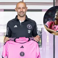 Javier Mascherano con la camiseta del Inter Miami en su presentación como nuevo entrenador y David Ruiz.
