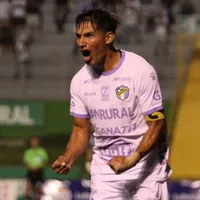Chucho López propina fuerte golpe a los aficionados de Comunicaciones
