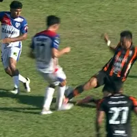Entrada criminal: Darwin Cerén perdió la cabeza en el partido de Águila contra Firpo por las semifinales del Apertura 2025