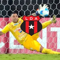 Xelajú celebra las atajadas de Rubén Silva contra Alajuelense en Copa Centroamericana.