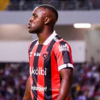 La afición de Saprissa se burla de Joel Campbell, dentro y fuera de La Cueva