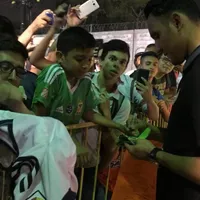Keylor regaló autógrafos a su salida y se viralizó un meme