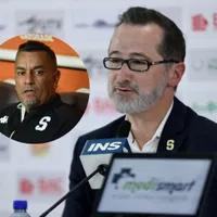 Juan Carlos Rojas en conferencia de prensa y José Giacone en el banco de Saprissa.