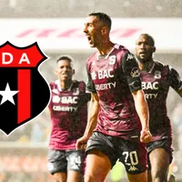 Mariano Torres festeja uno de sus goles con Saprissa.