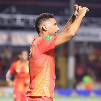 Marcel Hernández es atacado en la previa a las semifinales entre Herediano y Real Estelí.