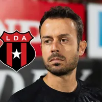 javier santamaria-gerente deportivo-escudo de alajuelense
