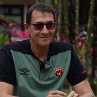 Alexandre Guimaraes sonríe como DT de Alajuelense.