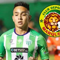 Oscar Santis con la camisa de Antigua GFC.