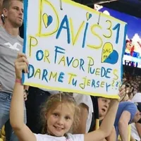 Con lindos gestos, Eric Davis se gana el amor de su hinchada en Eslovaquia