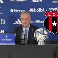Aficionados liguistas enojados con Gustavo Alfaro. (Foto: Costa Rica)