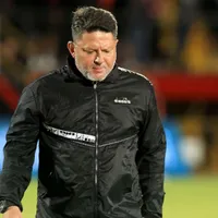 Jafet Soto recibe un revés por parte de Alajuelense.