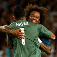 Keylor Navas y Marcelo se abrazan.
