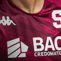 Salió cinco veces campeón con Saprissa, lo echaron de Tibás y ahora se complica su futuro lejos de Costa Rica: “Podría colapsar”